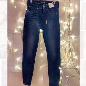 Dark wash, M rise, skinny jeans